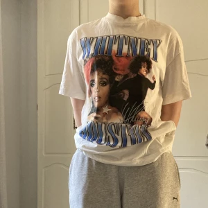 T-shirt merch  - Whitney Houston merch T-shirt ifrån hm i XS. Väldigt mjuk och skön, i en oversized och Loose fit. 💕