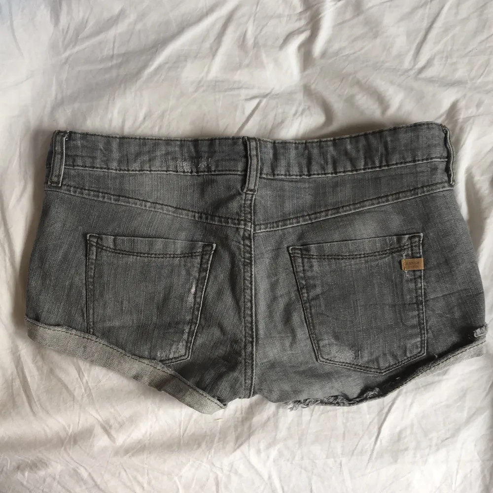 Gråa Lågmidjade korta jeansshorts, kom privat för fler bilder. OBS: Möts bara upp. Shorts.