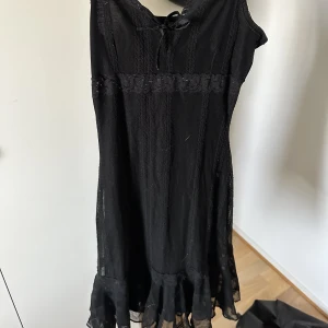 Svart klänning  - Super gullig klänning men kommer tyvärr aldrig till användning💗