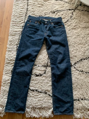 Levi’s 501 - W30 L32  Använda ca 10 gånger. Säljer pågrund av att jag aldrig riktigt fick de att passa mej.  Lätt slitna på båda ”hälarna” (bild 3) och en knappt synlig ”snusdosering” på högra bakfickan.  Köpta på carlings för ca 1000-1250kr. Skriv för fler bilder.