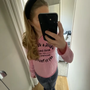 Zadig tröja  - Kollar om någon är intresserad av denna superfina och somriga Zadig & Voltaire tröjan och vill se vad folk skulle kunna tänka sig att köpa den för!💕Den är använd 1 gång och är i jättebra skick. Skriv till mig om ni har funderingar eller något annat !!