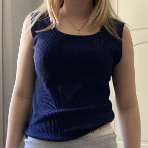 Linne  - Superfint mörkblått ribbad linne ifrån Åhléns, väldigt skön! 💗