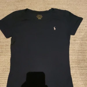 Polo ralph lauren t-shirt - Skick 10/10 köpte den för 1 månad sedan men växte snabbt ur den. 
