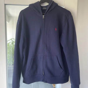 Ralph lauren zipup - Säljer mörklblå ralph lauren zip hoodie i ganska använt skick. Inga slitage eller liknande men smått solblekt!