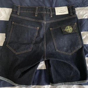 Stone Island shorts - Helt ok skick. Sitter åt hyfsat tajt men ett par fina Stone Island shorts! Kontakta för frågor eller mer bilder 
