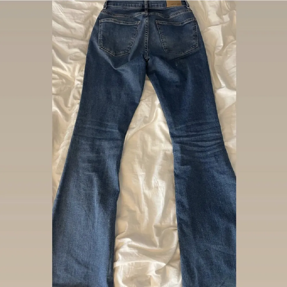 Dessa Jeans som är i ny skick, knappt använda💕innerbenslängden-81. Jeans & Byxor.