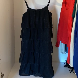 Klänning Stockholmsstil  - Fin svart klänning som knappt kommit till användning. Storlek 164 och passar mig som har xs/s i kläder och är 165cm. Vid fler frågor är det bara att skriva till mig🫶🏽