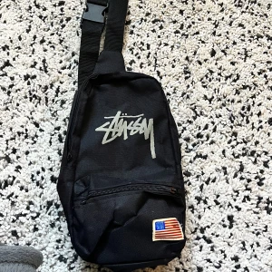 Stussy väska  - Bit av bandet är sönder (syns på bilden) otroligt små fläckar på USA flaggan på 1a bilden 