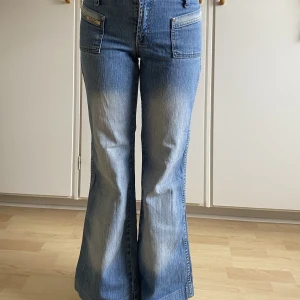 Pepe ljusa jeans - Pepe jeans för en storlek S/M. Lågmidjade, flared, bootcut. Inga defekter. Innerbenslängd cirka 85 cm.