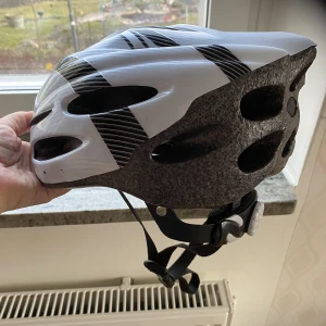 Barnhjälm - Går att justera. Som ny. 