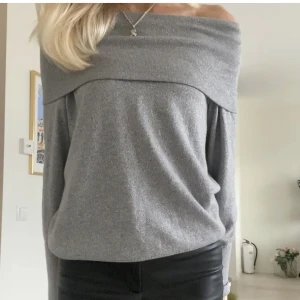 Glittrig off-shoulder  - Jätte fin glittrig off shoulder köpt här på plick. Säljer för jag inte fick användning för den. Lånade bilder från hon jag köpte den av! ❤️
