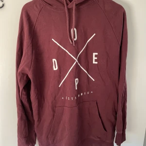 Dope hoodie  - Vinröd, använd fåtal gånger 