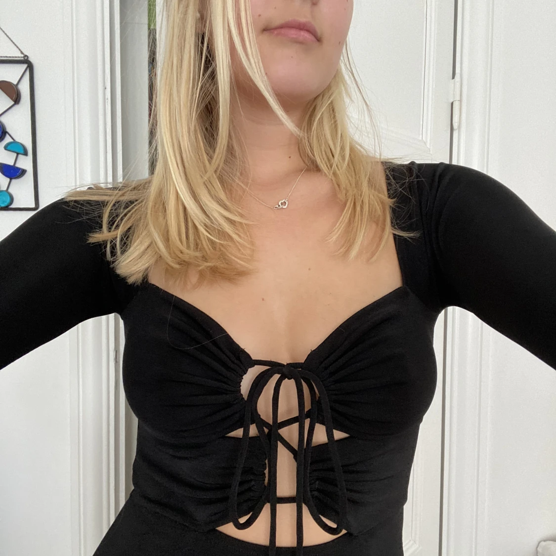 Superfin festklänning med detaljer framtill