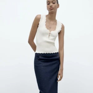 Pointelle topp från zara  - Säljer denna fina topp från zara i storlek medium, den är aldrig använd men prislappen är av. Säljer den på grund av att jag ångrade mig när jag väl redan hade tagit av prislappen.