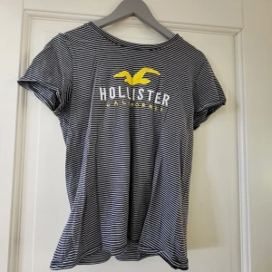 Hollister t-shirt  - Fin nästintill oanvänd hollister t-shirt, det är en M men den sitter mer som en S.