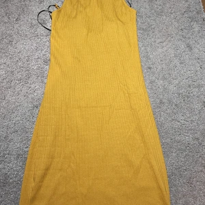 nya kläder men bär det en gång - den här klänningen är ny men jag bär den en gång fick den 500 kr från h&m 