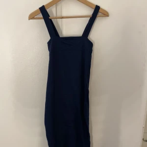 Klänning - En mörkblå bomullsklänning från boohoo. Har bärt endast en gång. Den är midi-lång å då är jag 1,78m. 