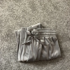 Grå mjukisbyxor  - Helt nya grå mjukisbyxor från Gina storlek S. 