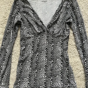 jättefin tröja med leopard mönster - Jättefin tröja som jag tyvärr inte använder! Den har inga defekter. 