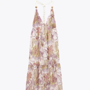 Slutsåld Zara klänning! - Intressekoll på denna helt slutsålda långklänningen från Zara. Superfin till sommaren💕 Storlek M men passar mig som är 167 och i vanliga fall storlek S, men lite för lång på mig! Köpt för 630kr prislappen kvar, är många intresserade blir det budgivning!