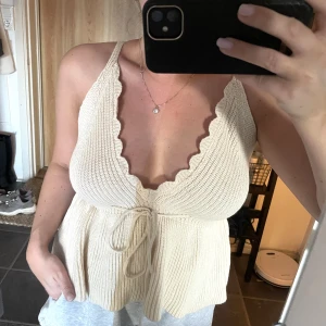 Stickad topp - Supersöt stickad topp storlek S, justerbar så passar även XS och M! Aldrig använd 