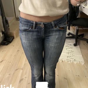Lågmidjade bootcut jeans - Säljer dessa sjukt fina lowrise jeans köpta från Plick, men blivit lite för små. Har ett hål vid insida lår men har sytt ihop och går enkelt att sy ihop ifall det behövs! Annars i perfekt skick!💖🫶 Skriv privat vid frågor och mått. (Lånade bilder)