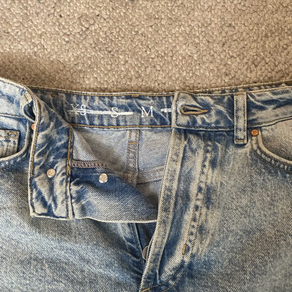 Fina jeansshorts som är slitna i botten (menat för denna modell)💞använda i ungefär ett år men inte riktigt något som passar mig längre💞fina utan defekter💞skriv för fler frågor!. Shorts.