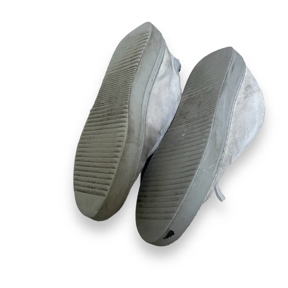 Axel arigato zip up skor, ganska slitna men har fortfarande mer att ge, går säkert att tvätta och fräscha upp. Har tyvärr inte kvar boxen då dem är köpta för x antal år sen, vid frågor eller fler bilder kontakta gärna!, pris kan diskuteras vid snabb affär. Skor.