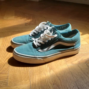 Gröna Vans - Såå snygga gröna vans old school. Ganska slitna men funkar fortfarande.