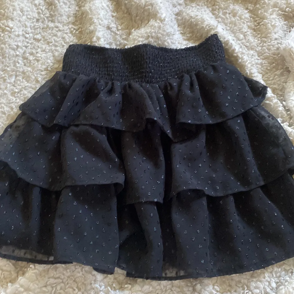En fin svart volang kjol i färgen svart. Storlek 36 passar bra ifall man är storlek xs,s,m då den är väldigt stretchig. Väldigt fin enligt mig skriv ifall ni undrar nått💕. Kjolar.