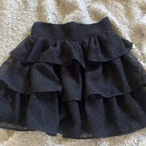 En fin svart volang kjol i färgen svart. Storlek 36 passar bra ifall man är storlek xs,s,m då den är väldigt stretchig. Väldigt fin enligt mig skriv ifall ni undrar nått💕