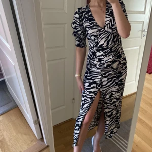 Klänning  - Klänning från HM, stl S. Puffärm och slits. 170 kr + frakt 🥰