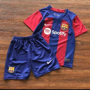Barcelona T-shirt - Jag säljer ett par nya Barcelona T-shirts tillsammans med shorts för endast 559 kr. Leveransen tar ungefär 2 veckor. Eller så kan vi mötas upp i Västerås. Finns i alla storlekar. 