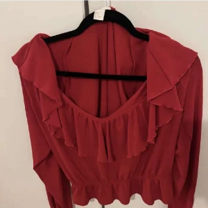 Röd tröja - En supersöt röd tröja i mycket fint skick! ❤️