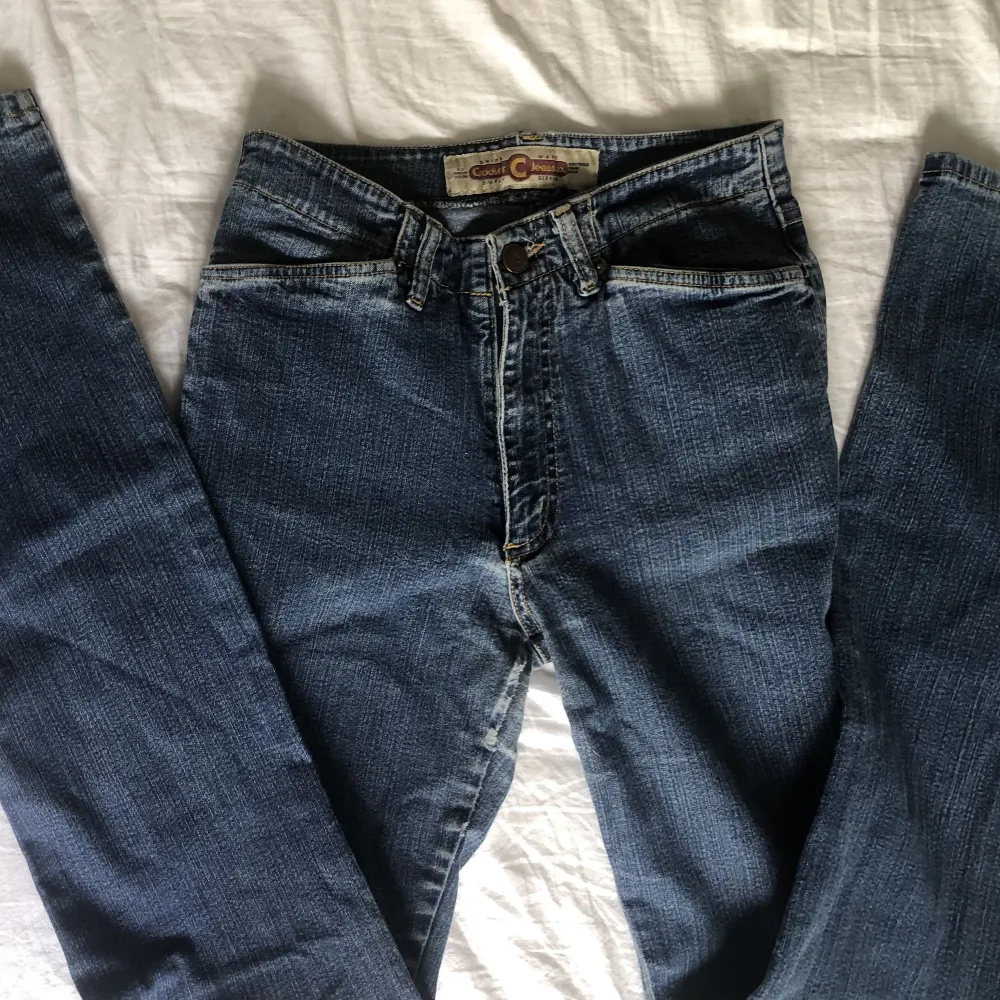 Snygga Crockers, klassiska 2000-tals jeans. Mid rise, bootcut med framfickor, äkta vintage och i super bra skick inga fläckar, slitningar eller hål!. Jeans & Byxor.