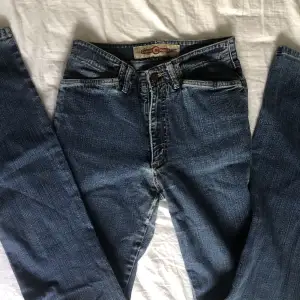 Snygga Crockers, klassiska 2000-tals jeans. Mid rise, bootcut med framfickor, äkta vintage och i super bra skick inga fläckar, slitningar eller hål!