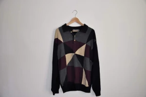 Stickad, mönstrad tröja - Pris efter överenskommelse, mängdrabatt kan ges. En väldigt funky sak som får dig att se beläst ut. Gubbcore