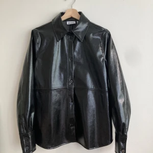 Jacka från Weekday - Jacka från Weekday, konstläder. Perfekt skick, som ny. Funkar bra som sommarjacka.