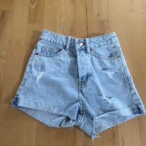 Snygga jeansshorts som passar bra nu på sommaren.  Obs: på tredje bilden ser man att det är en liten annorlunda stängning på shortsen.