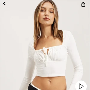 Vit topp - Fin vit topp från Nelly. Oanvänd med lapp kvar, säljer pga kommer inte till användning för mig. Ord pris 399. Säljer en likadan i svart