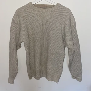 Stickad tröja - Älskar den här! Beige, härlig, lite oversized stickad tröja bara. Perfekt för sommarkvällar 