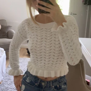 Topp - Vit stickad top från boohoo, använd väldigt sparsamt❤️