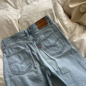 Supersnygga Levis jeans i en så fin färg! Använda fåtal gånger, i mycket bra skick! (Frakt tillkommer)