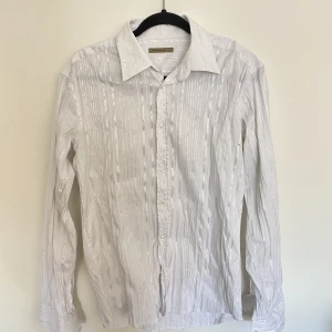 Skjorta - Så cool skjorta!! Vit och lite glansig typ, väldigt stretchig och skön i materialet. Köpt second hand utan lapp men sitter nog lite oversized på en S
