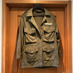 Grön jeansjacka  - Skit cool jacka med snygga detaljer från Zara. Den har även ett innerfoder som man kan ta av och på så den passar på både våren och hösten.