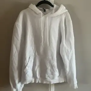 Säljer än vanlig vit hoodie från H&M. Köparen står för frakten🤍