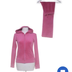 Juicycouture sett - Ett superfint rosa juicy couture sett köpt på sellpy förra året. Använt ett fåtal par gånger. Storlek S och lite nopprig. Passar mig som är 160 cm💕