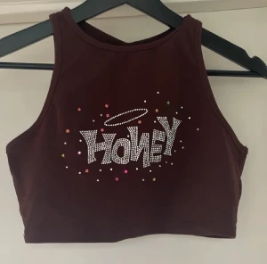 Topp - En snygg brun top med en liten öppning på baksidan. Väll skick💕