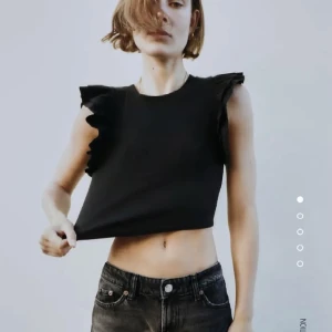 Topp - Säljer denna zara tröja pga ingen användning, har aldrig använt så helt ny. Tryck inte på köp direkt!