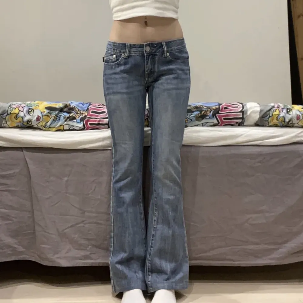  säljer dessa as snygga low waist jeans från Victoria Beckham eftersom dom tyvärr är för stora på mig, dom är köpa här på Plick, inerbenslängden: 77,5 cm  Midja: 41cm rakt över 💗💗. Jeans & Byxor.